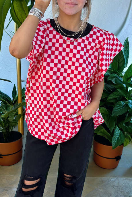 Czerwona bluzka w kratkę z krótkim rękawem i falbanką, kontrastowym wykończeniem i okrągłym dekoltem