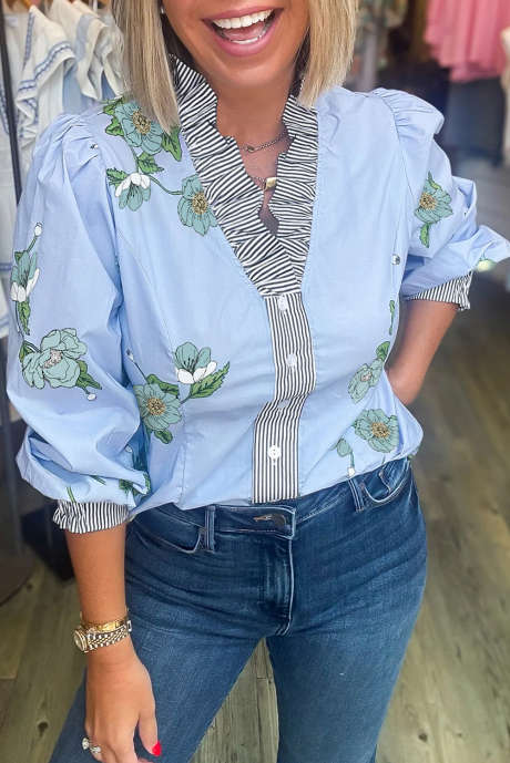 Blusa de otoño con cuello en V, volantes y ribete de rayas en contraste y estampado floral azul cielo LC25134297-P420
