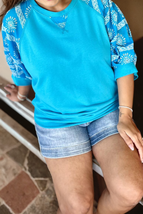 Haut grande taille avec détails en dentelle turquoise brodée, bracelet et empiècements sur les manches