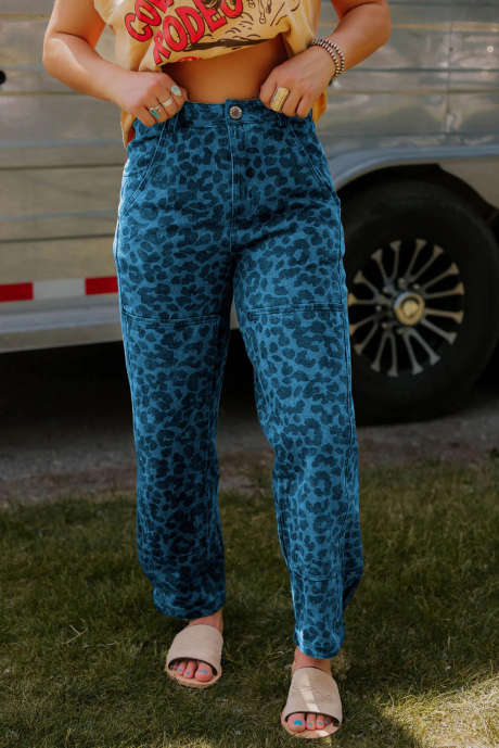 Vaqueros con estampado de leopardo patchwork y detalle de costura transparente en azul