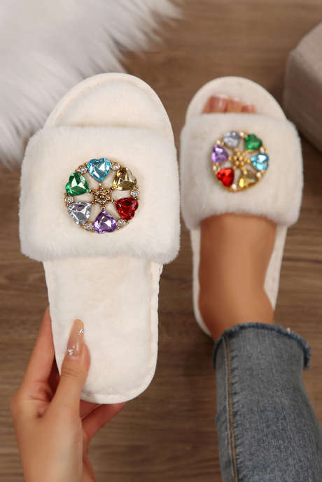 Bílé odvážné plyšové pantofle s zdobenými kamínky a otevřenou špičkou