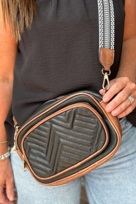 Černá mini kabelka přes rameno s prošívanou texturou z umělé kůže