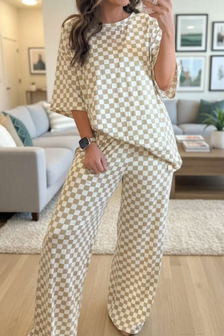 Conjunto de 2 peças: camiseta de manga curta com estampa xadrez cáqui e calça de moletom.