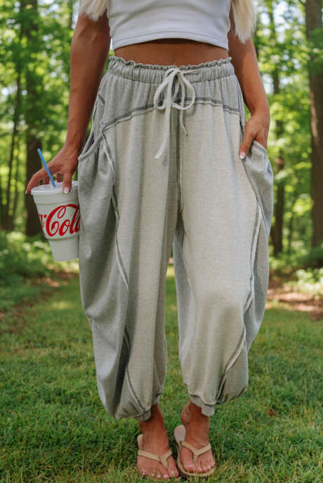 Pantalon fuselé gris clair à coutures apparentes, patchwork, cordon de serrage et taille élastique