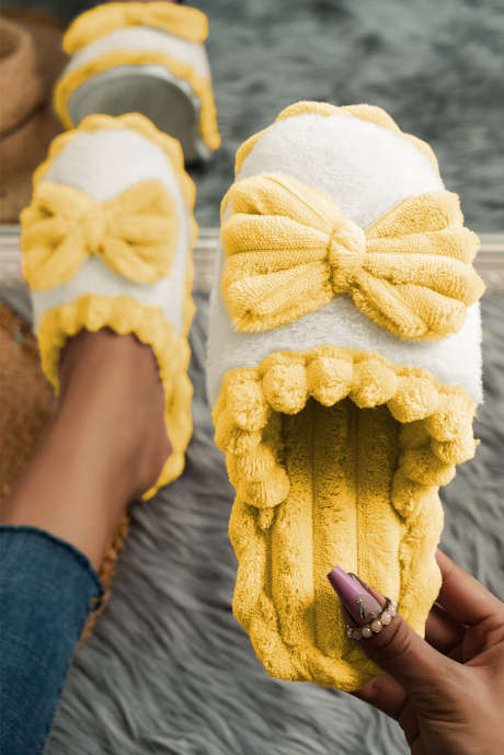 Žluté mašle, barevné bloky, žebrované plyšové pantofle