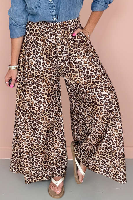 ブラウンのヒョウ柄、伸縮性ウエスト、プリーツディテールのワイドレッグパンツ