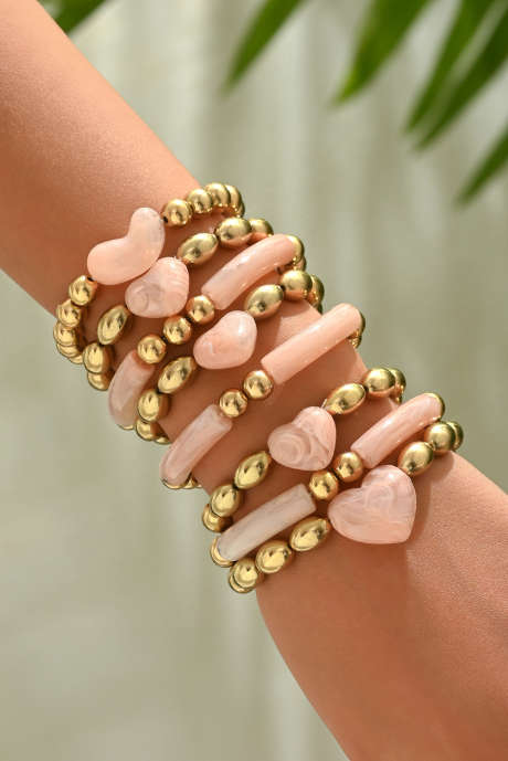 Conjunto de 8 pulseiras com detalhes em acrílico banhado a ouro e formato de coração 3D