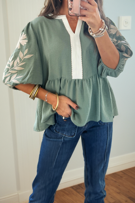 Babydoll-Bluse in Rauchgrün mit Farbblock-Patchwork, V-Ausschnitt, Stickerei und Puffärmeln sowie Stickerei.