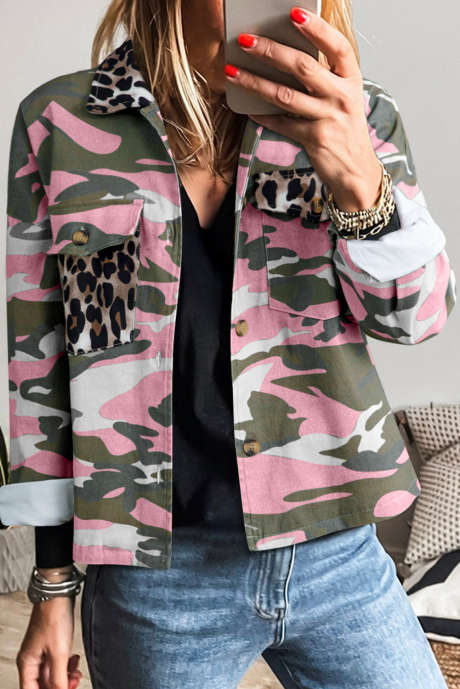 Jaqueta curta com bolso e aba, estampa de leopardo e camuflagem rosa