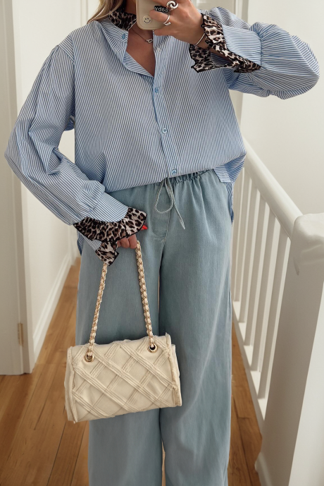 Camisa folgada de manga comprida com botões e estampa de leopardo listrada em azul celeste com babados.