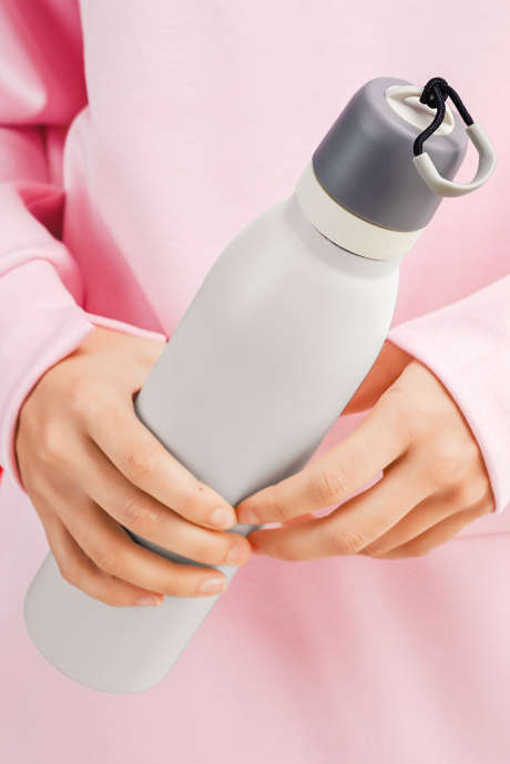 Botella de agua de acero inoxidable con aislamiento al vacío, color gris claro, 1 unidad, 18 oz/24 oz, con asa de cuerda BH051832-P1011