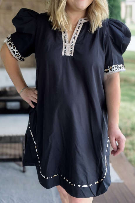 Schwarzes Minikleid in Übergröße mit Leopardenmuster und Farbblock-Details, kurzem Schnitt und Puffärmeln