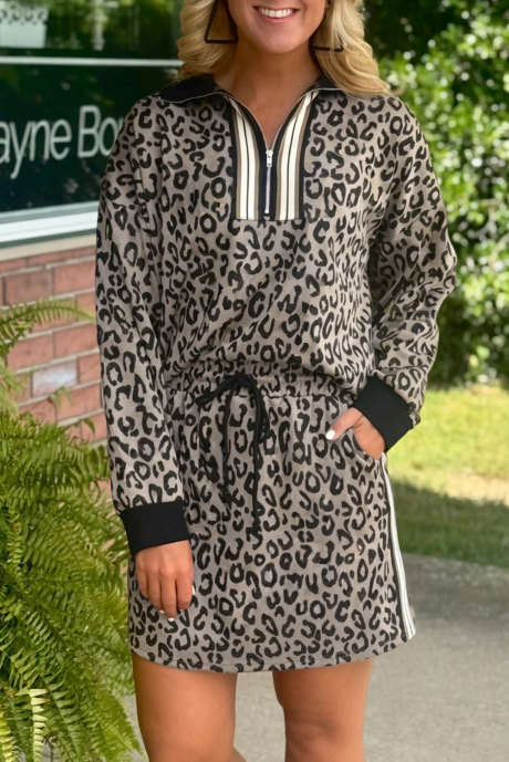 Conjunto Jet Stream com estampa de leopardo, blusa de manga comprida com zíper até o peito e minissaia.