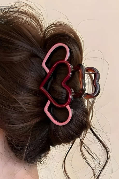 Presilha de cabelo Bonbon em acrílico com design de coração vazado e cores contrastantes