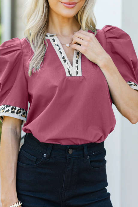 Bluzka z bufiastymi rękawami i rozcięciem przy dekolcie w kolorze czerwonej dalii z kontrastowym wzorem w panterkę