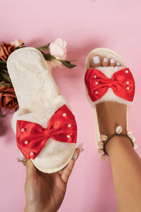 Bílé perleťově zdobené plyšové pantofle s otevřenou špičkou