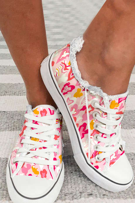 Розовые балетки с уникальным принтом в виде сердечек, бахромой и шнуровкой.