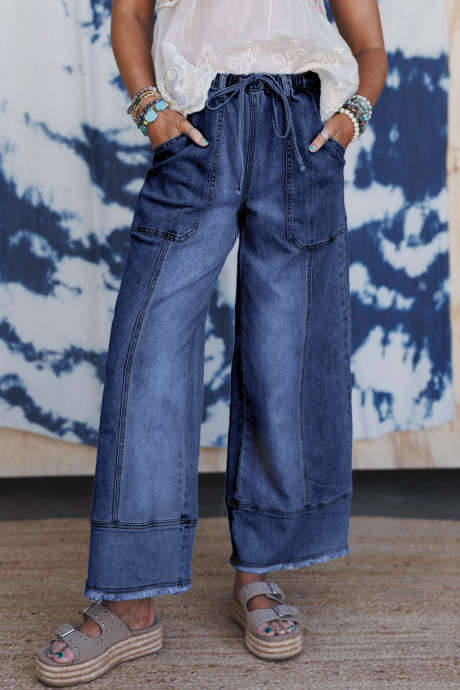Pantalon en denim bleu de Prusse à jambes larges et ourlet brut avec cordon de serrage