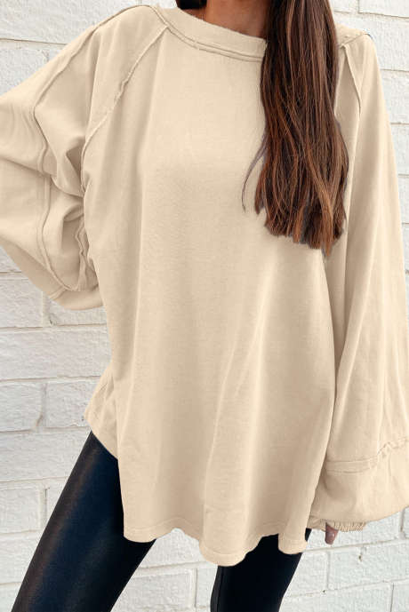 سويت شيرت فضفاض من قماش مرقع بلون بيج سادة مع درزات خام