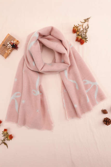 Lenço leve com estampa de estrelas e laço rosa e borda desfiada.