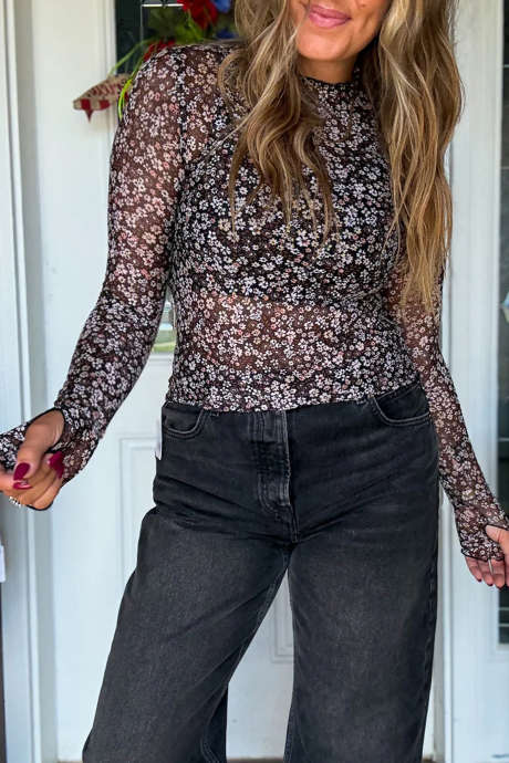 Černý síťovaný top s úzkým střihem a rukávy s otvorem pro palec, květinovým vzorem