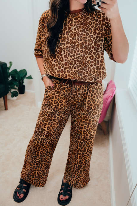 ブラウンのヒョウ柄ハーフスリーブTシャツとドローストリングパンツの2点セット