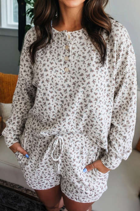 Ensemble haut Henley à manches longues et short à cordon de serrage, imprimé floral côtelé en spirale blanche