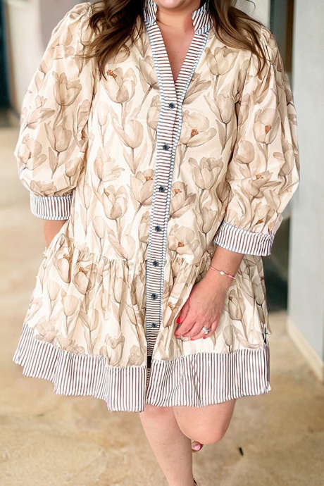 Abito a trapezio con bottoni, stampa floreale e rifiniture a righe color cachi, taglie forti