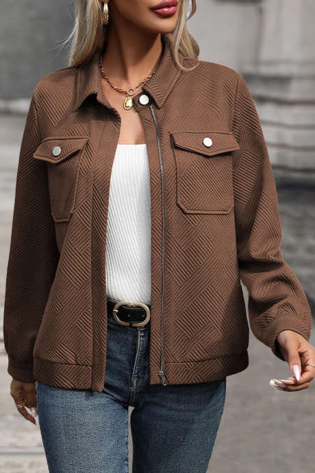 Jaqueta cor café, lisa, com zíper, bolso com aba e botão, gola de camisa LC8513359-P1017