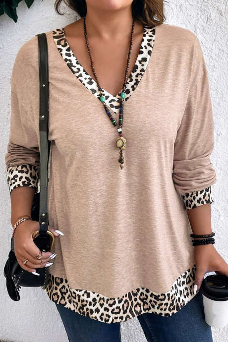 Blusa plus size de manga comprida com decote em V e estampa de leopardo em pergaminho.