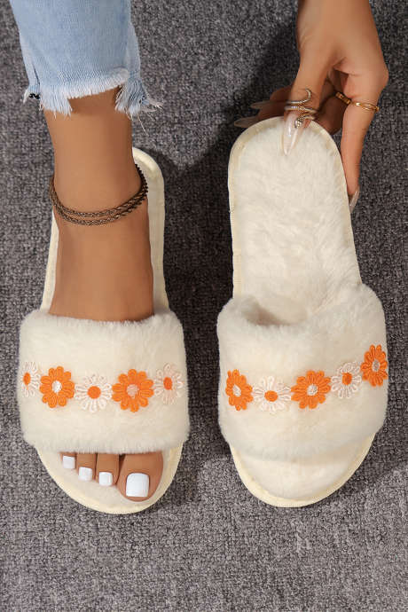 Bílé roztomilé plyšové pantofle s otevřenou špičkou a nášivkou sedmikrásek