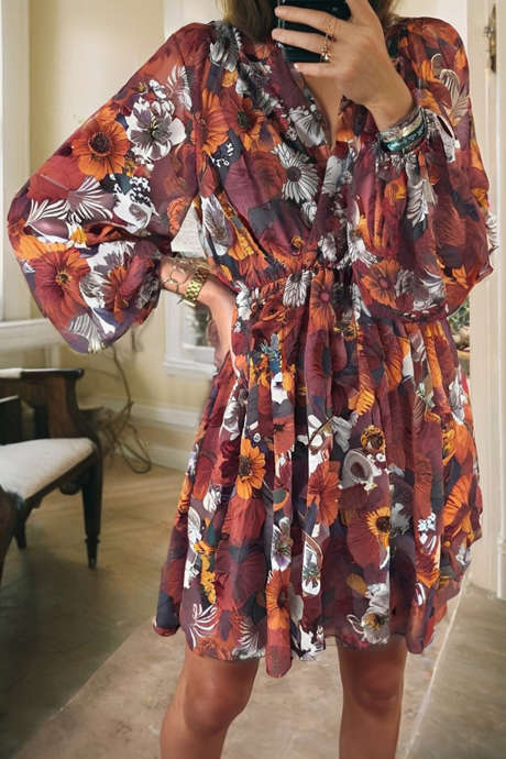 Rotes, fließendes Minikleid mit Wickeldesign, V-Ausschnitt und Puffärmeln und Blumenmuster