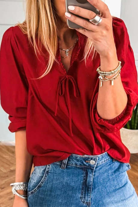 Blusa vermelha vibrante de cor sólida com decote em V franzido e detalhe de laço, mangas 3/4.
