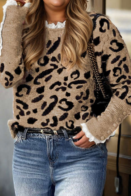 Suéter plus size de malha com oncinha marrom e acabamento rendado