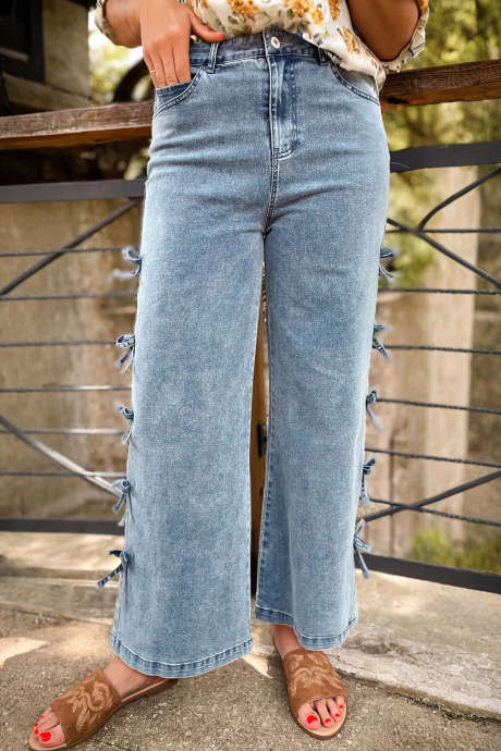 Jeans larghi a gamba dritta con fiocco laterale Beau Blue