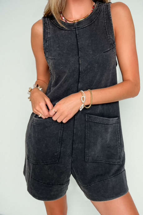 Schwarzer, ärmelloser Jumpsuit mit Rundhalsausschnitt und dezentem Mineral-Look
