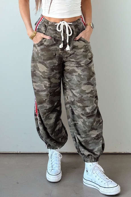 Gröna kamouflagemönster med randiga sidopaneler och lappmönster och dragsko