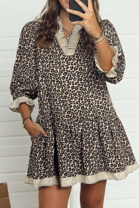 Vestido curto com estampa de leopardo preta, listras e detalhes em blocos de cores, decote em V e mangas 3/4.