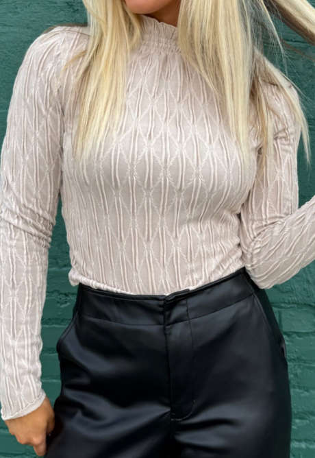 Haut blanc uni texturé à col montant et manches longues