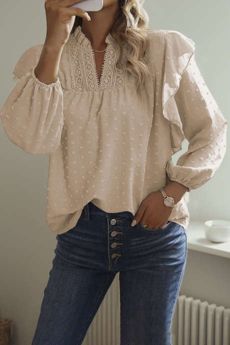 Chemisier à manches longues, encolure crantée, empiècements en dentelle à pois suisses abricot et volants, couleur abricot. Col rond et manches longues.