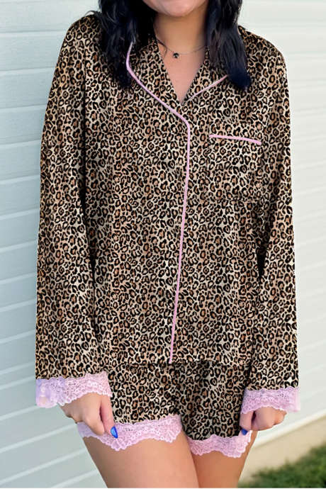 Conjunto de pijama com camisa de manga comprida e shorts em estampa de leopardo cáqui com detalhes contrastantes em renda.