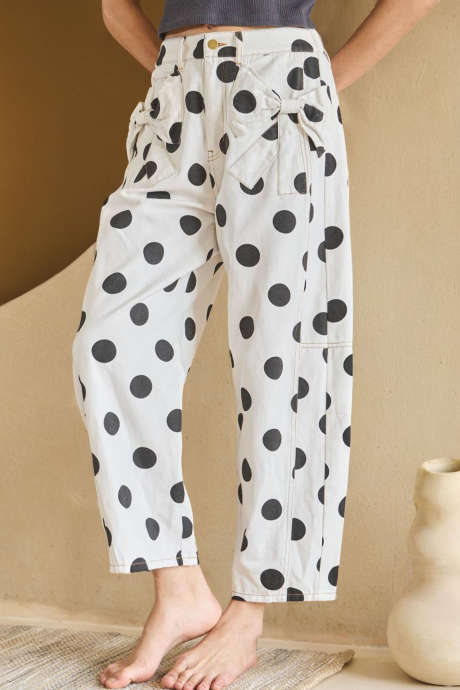 Weiße Jeans mit Polka-Dot-Print, Schleifendetail und Taschen