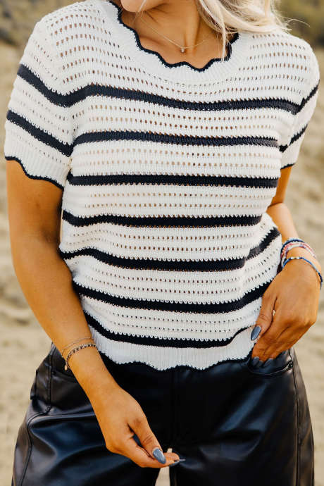 Pull à rayures noires, en maille ajourée, col rond et manches courtes, orné de festons.