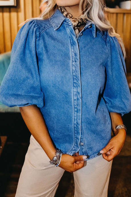 Camicia in denim blu a maniche corte con colletto a sbuffo