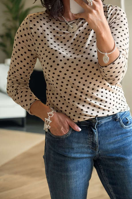 Haut beige à pois avec bordure en mousse, col rond et manches longues