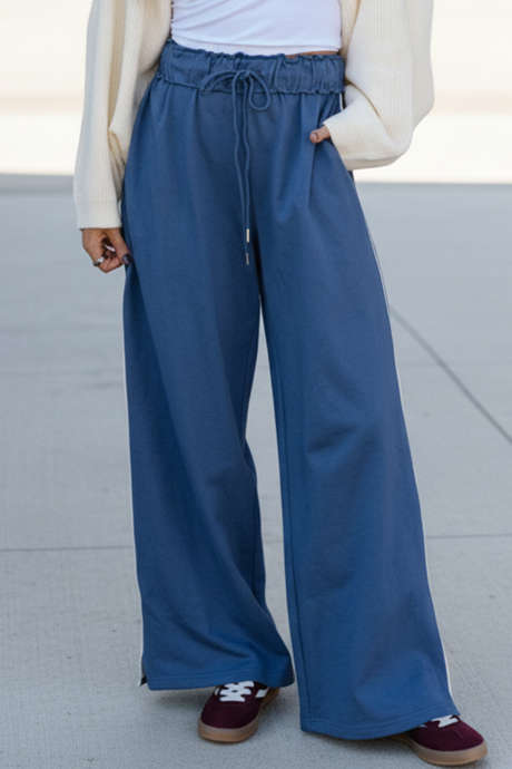 Pantalon ample bleu marine à taille élastique avec cordon de serrage et passepoil contrastant sur les côtés