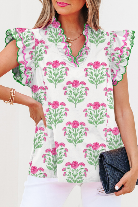 Chemisier abricot à volants, col en V festonné et manches papillon, orné de volants et de bordures festonnées.