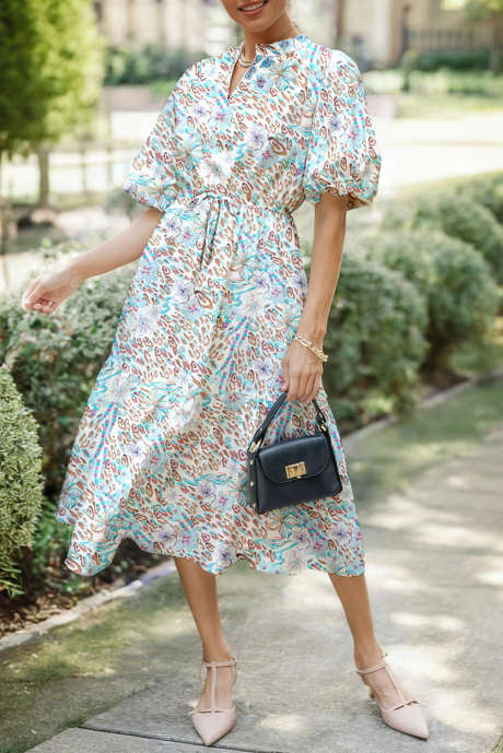 Robe midi bleu ciel à imprimé floral léopard sauvage et col fendu, manches bouffantes et cordon de serrage
