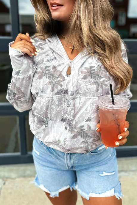 Толстовка с капюшоном и карманом-кенгуру с принтом листьев в серую камуфляжную клетку, застегивающаяся на четверть молнии