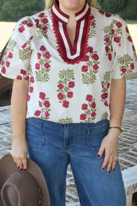 Biała bluzka w dużym rozmiarze z nadrukiem kwiatowym i prążkowanymi paskami, z rozcięciem przy szyi i krótkim rękawem